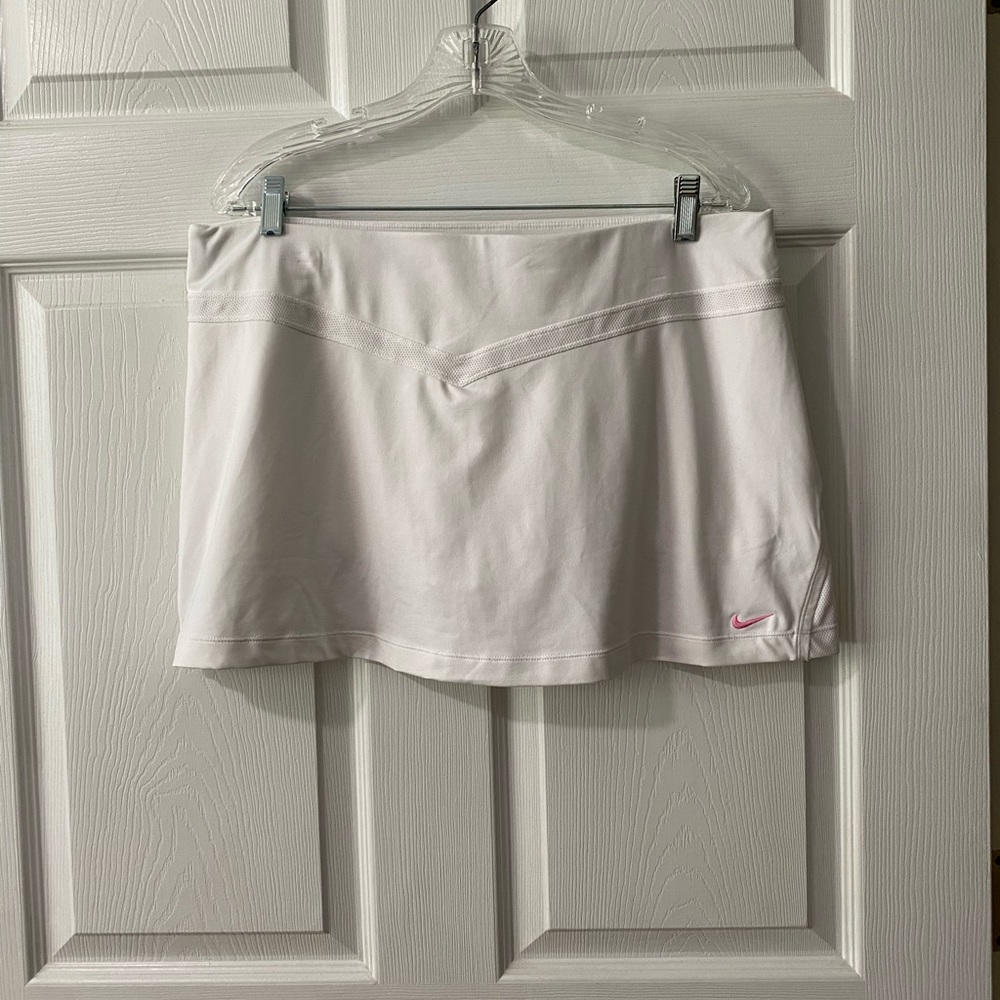 Nike woman's sz XL white tennis skirt . VG used condition.